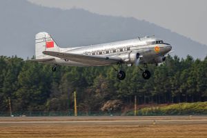 Trumpeter 1/48 Douglas DC-3 CNAC # 05813