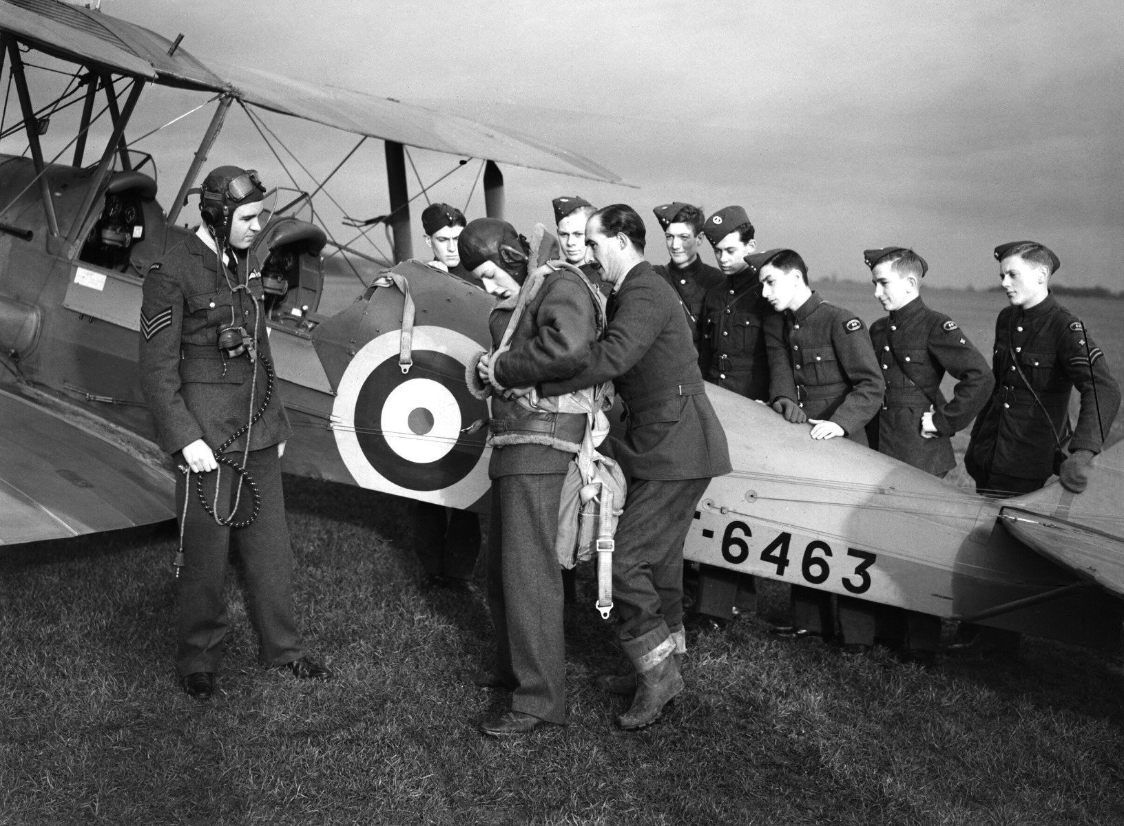 ICM 1/32 De Havilland DH.82A Tiger Moth with WWII RAF Cadets # 32037