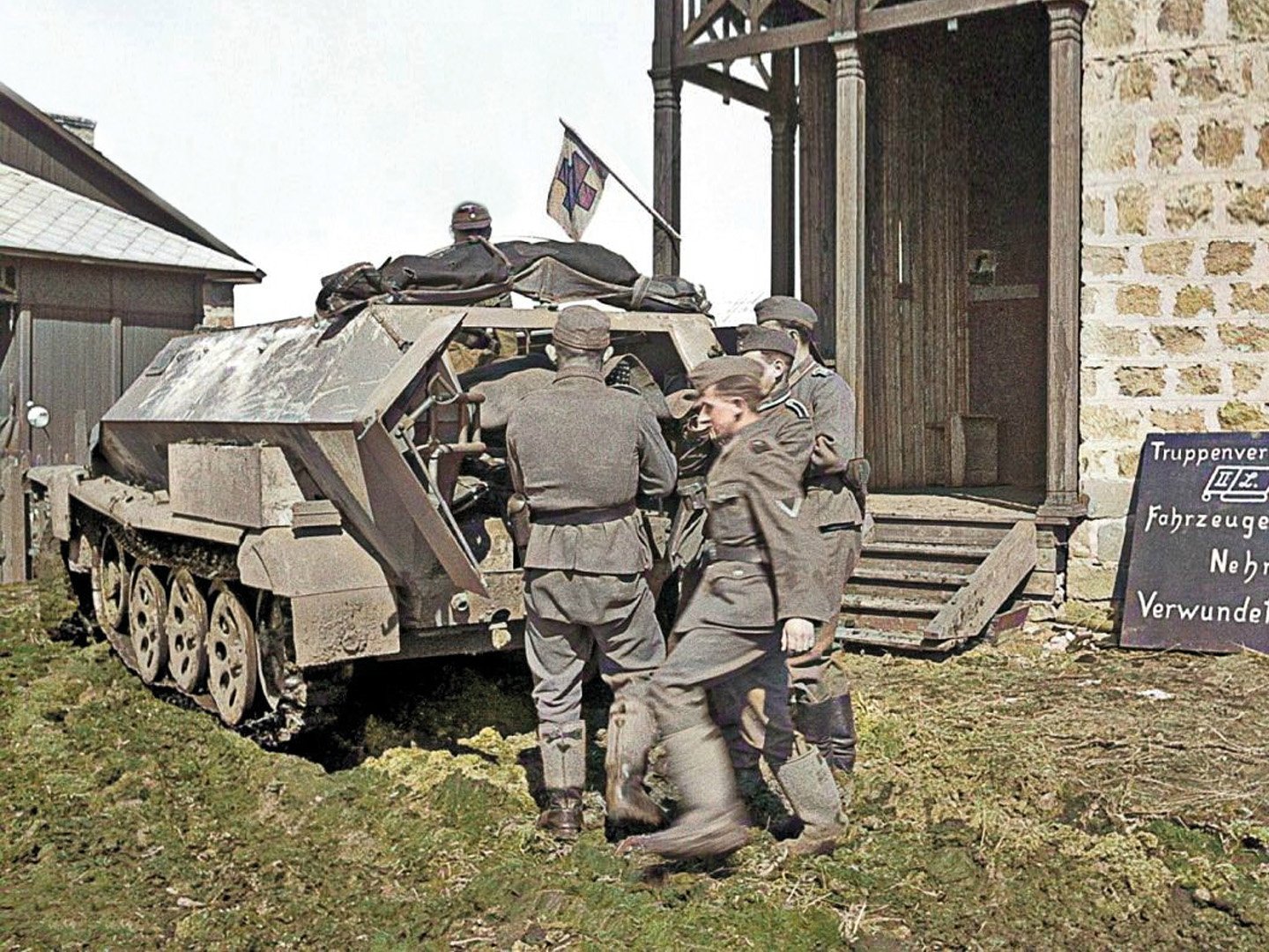 ICM 1/35 Sd.Kfz.251/8 Ausf.A , WWII German Ambulance with Military Medical Personnel # 35114