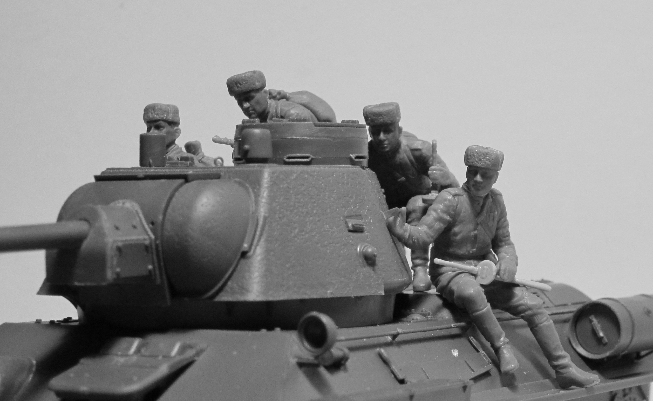 ICM 1/35 Soviet T-34/76 with 4 x Soviet Tank Rider figures # 35368