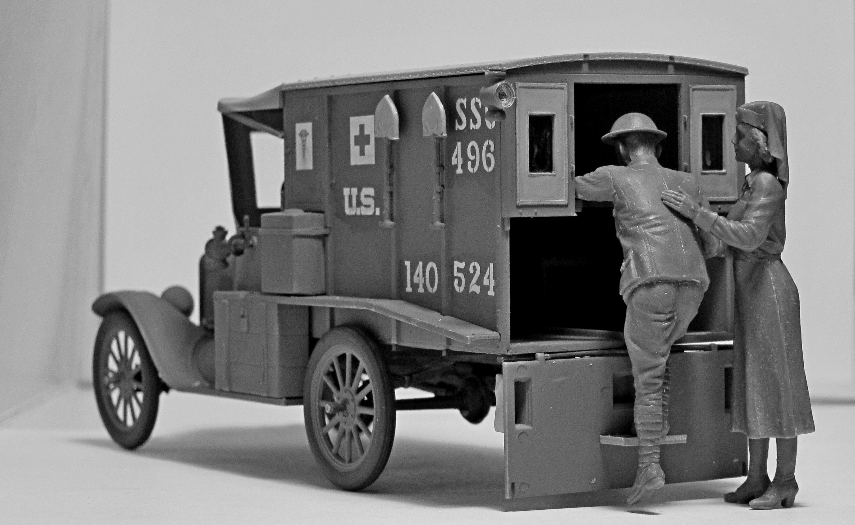 ICM 1/35 Model T 1917 Ambulance with US Medical # 35662